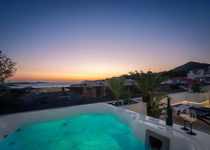 アパート Luxury Penthouse Hvar With Jacuzzi & Sea View フヴァル