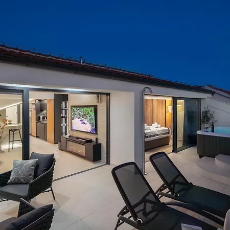 Luxury Penthouse Hvar With Jacuzzi & Sea View 아파트