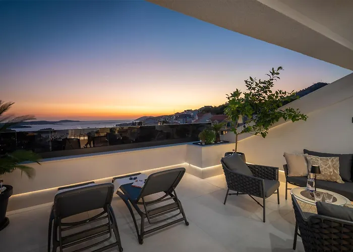 شقة Luxury Penthouse Hvar With Jacuzzi & Sea View هفار