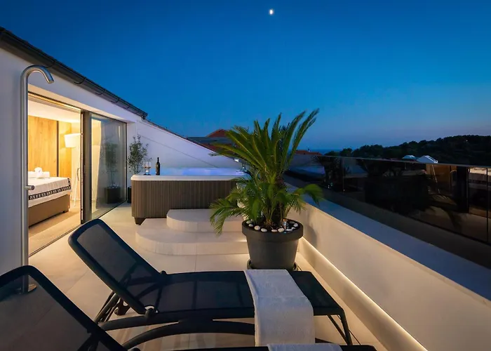 Luxury Penthouse Hvar With Jacuzzi & Sea View شقة هفار