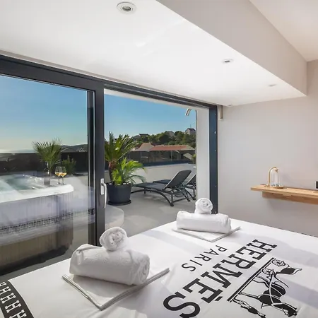 Luxury Penthouse Hvar With Jacuzzi & Sea View フヴァル