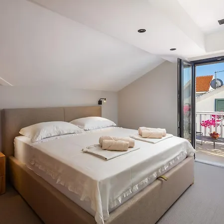 Luxury Penthouse Hvar With Jacuzzi & Sea View アパート